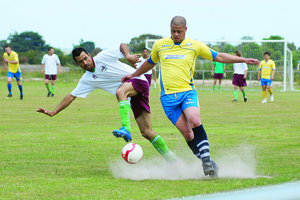 Bunyip’s Reggie de Silva and Pakenham’s Kurt Adams vie for the ball in the Strikers’ 2-0 pre-season friendly win. 91547 Picture: JARROD POTTER