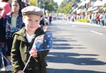 Thousands throng High Street