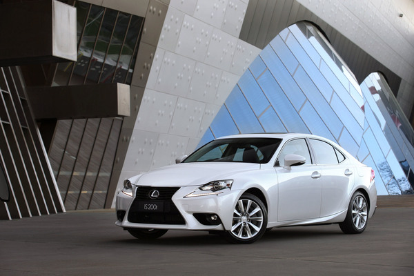 LexusIS200_152154_01.jpg