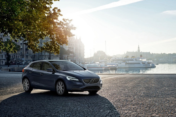 VolvoV40_162221_01.jpg