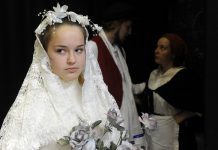 Fiddler raises the roof