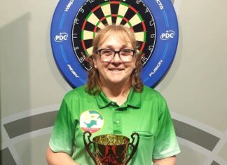 11-dart leg puts Richardson in a class of her own